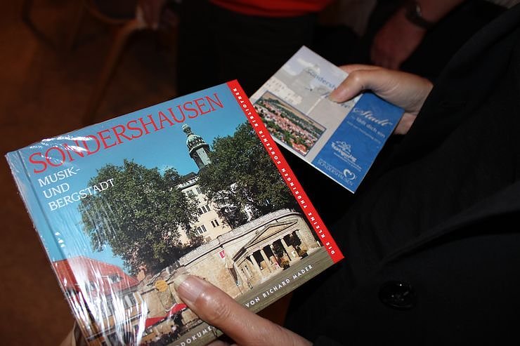 M&auml;nnerchor aus Japan begr&uuml;&szlig;t