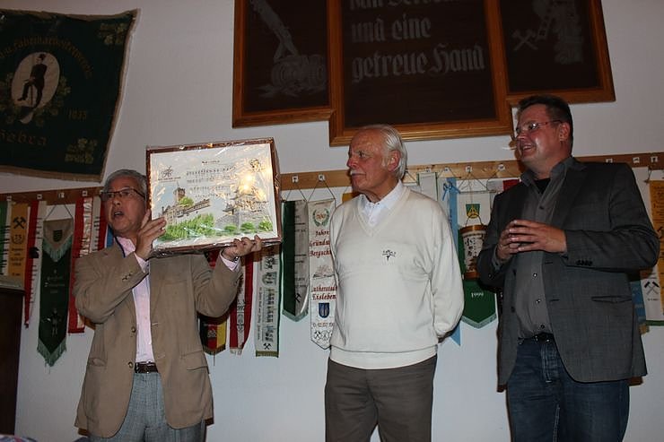 M&auml;nnerchor aus Japan begr&uuml;&szlig;t