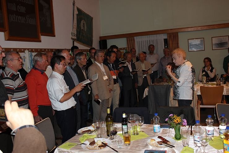 M&auml;nnerchor aus Japan begr&uuml;&szlig;t