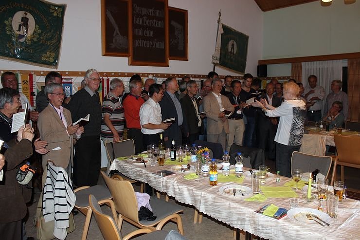 M&auml;nnerchor aus Japan begr&uuml;&szlig;t