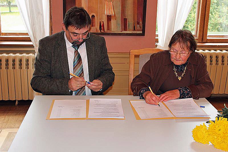 Unterzeichnung Schenkungsvertrag