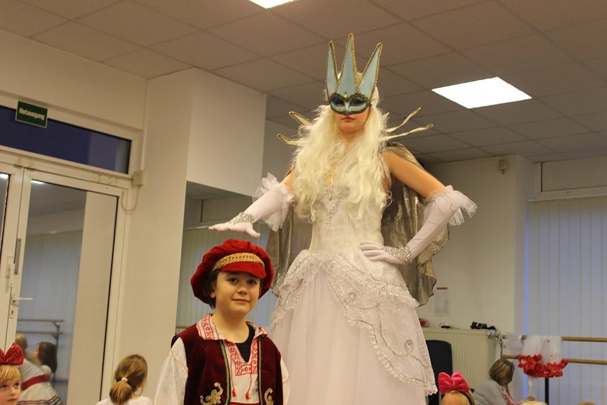 Die Eleven des Tanzstudios Radeva &uuml;ben die "Schneek&ouml;nigin" ein