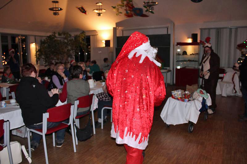 Weihnachtsmann kam mit Rentier