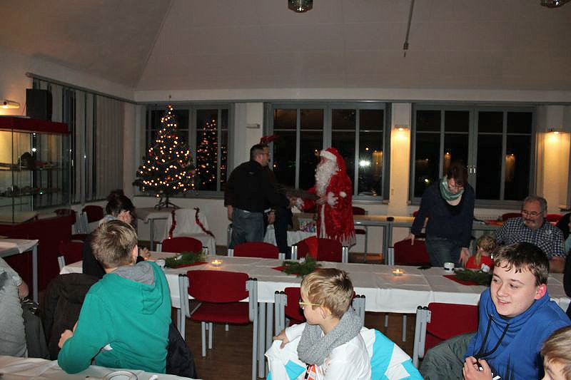 Weihnachtsmann kam mit Rentier