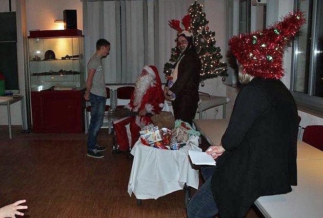 Weihnachtsmann kam mit Rentier