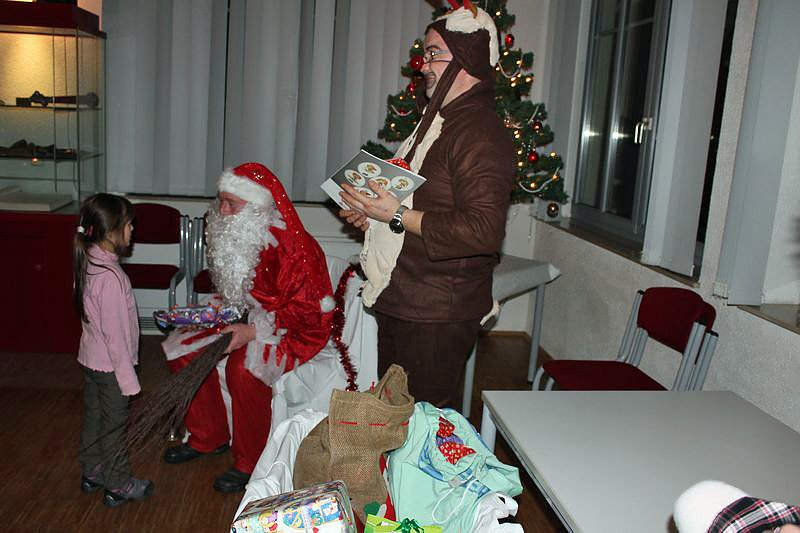 Weihnachtsmann kam mit Rentier