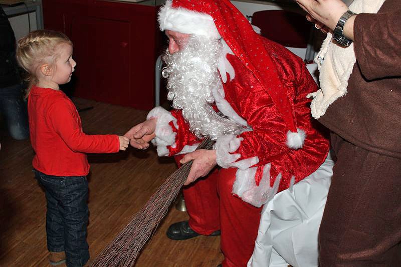Weihnachtsmann kam mit Rentier