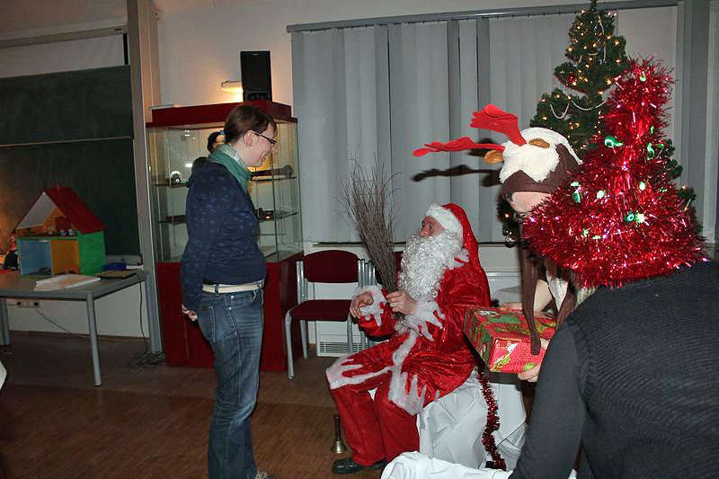 Weihnachtsmann kam mit Rentier