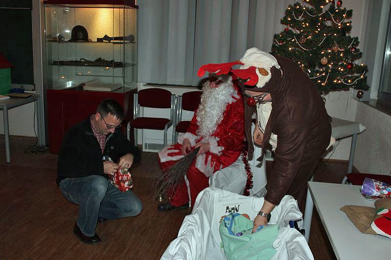 Weihnachtsmann kam mit Rentier