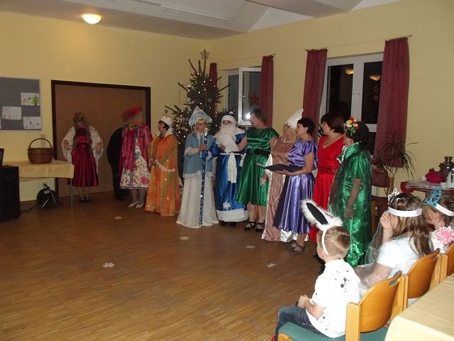 Mit M&auml;rchenspiel Die Vier Jahreszeiten in die Weihnachtzeit