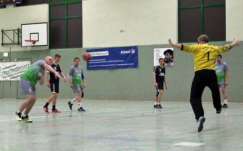 Bock beim Handball umgesto&szlig;en