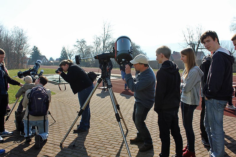 Ansturm an den Fernrohren