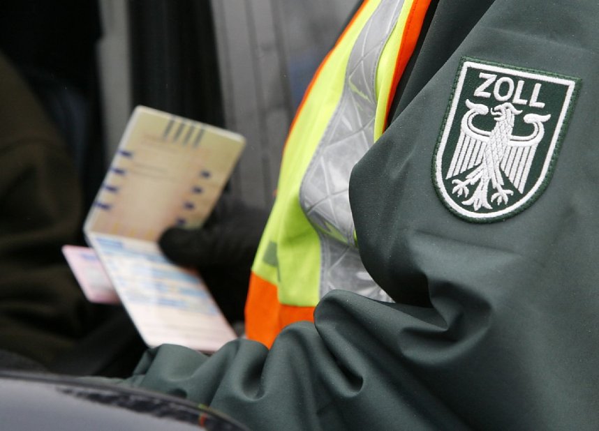 Zoll: Passkontrolle