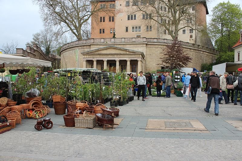 Gewimmel auf dem Pflanzenmarkt