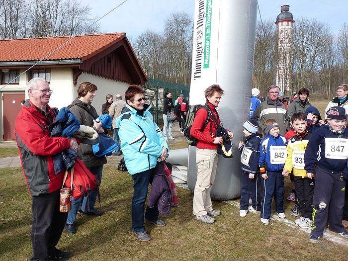 Kinder und Jugendliche beim Possenlauf