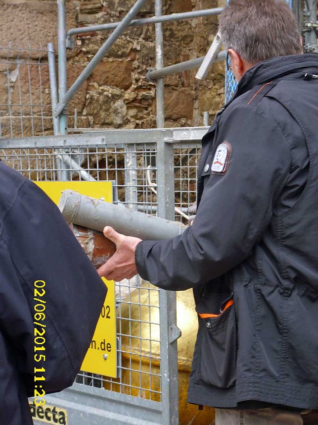 In Wetterfahne und Turmkugel geschaut