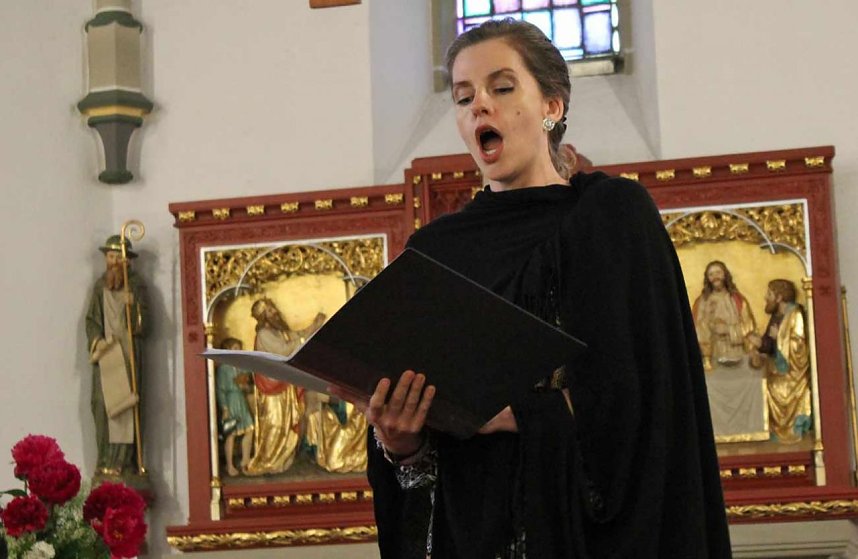 Stimmungsvoll Festlichkeiten eingeleitet