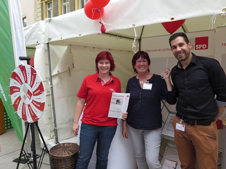 Th&uuml;ringentag 2015: Dagmar Becker betreut mit dem "Parteinachwuchs" den SPD-Stand