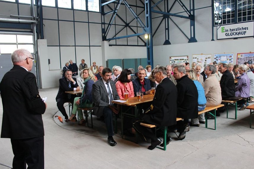 Bergleute feiern auch im Regen