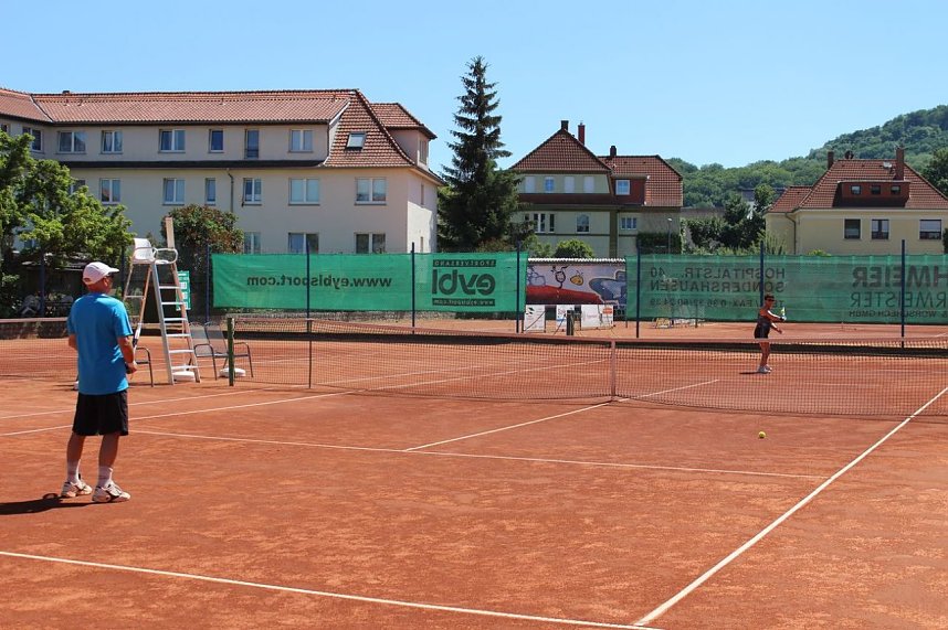 Hei&szlig;er Tennisschaukampf