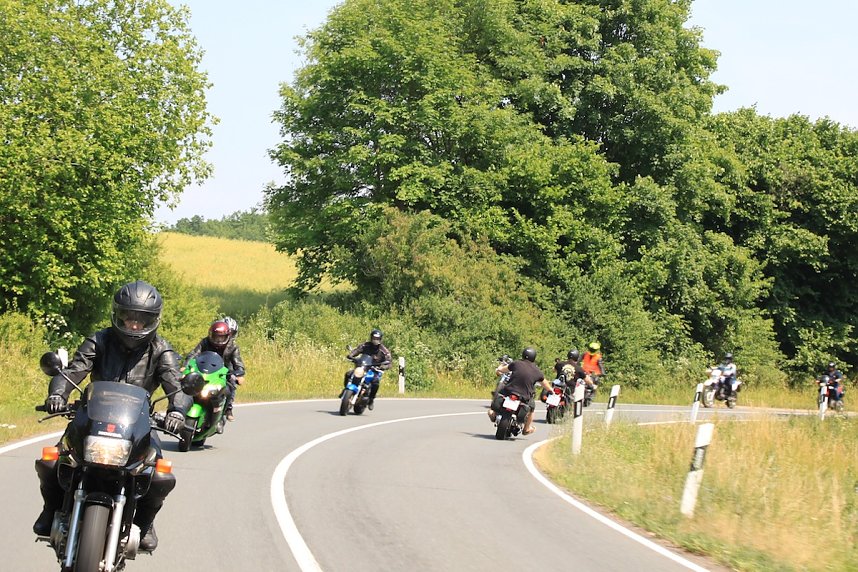 Coole Bikes auf hei&szlig;em Asphalt