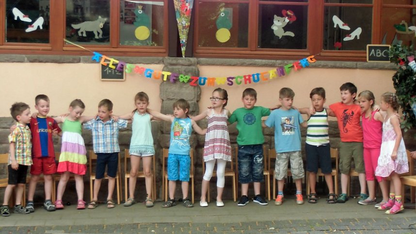 13 Vorschulkinder sagen Auf Wiedersehen