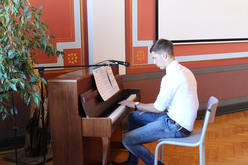 Feierlich Zeugnisse erhalten