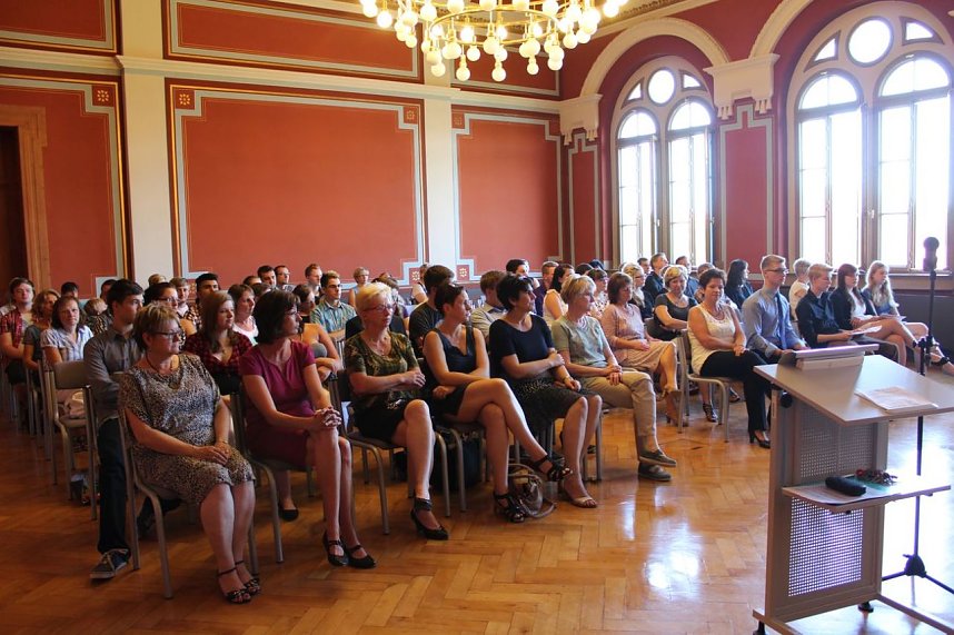 Feierlich Zeugnisse erhalten