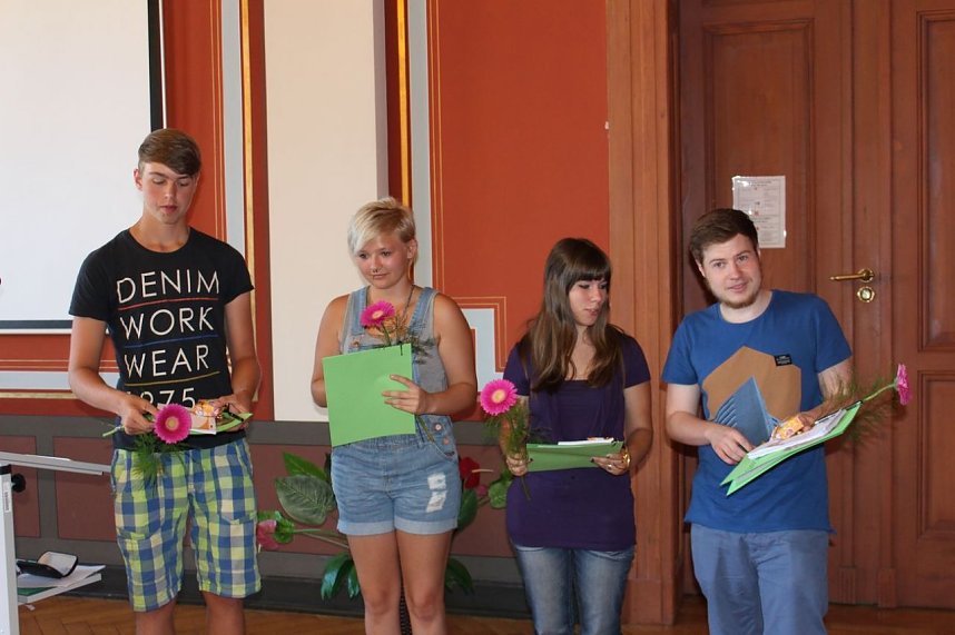 Feierlich Zeugnisse erhalten