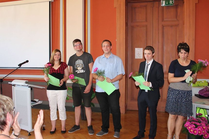 Feierlich Zeugnisse erhalten