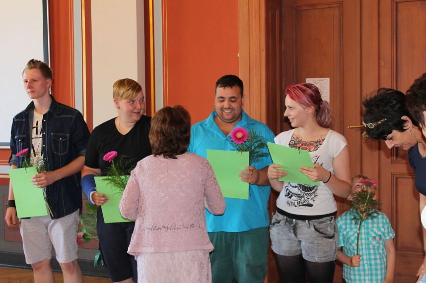 Feierlich Zeugnisse erhalten