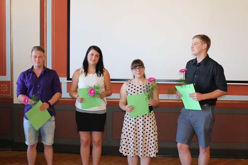 Feierlich Zeugnisse erhalten