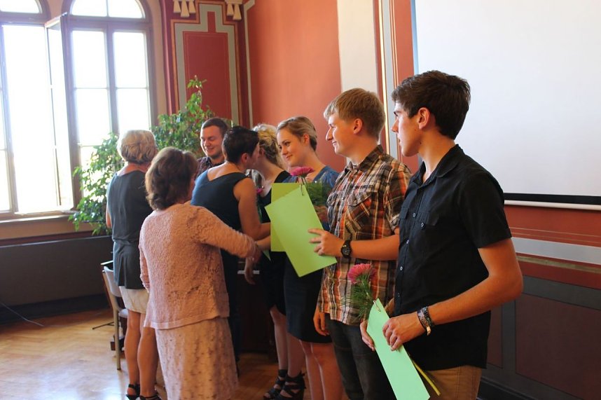 Feierlich Zeugnisse erhalten