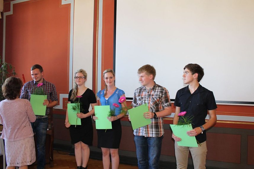 Feierlich Zeugnisse erhalten