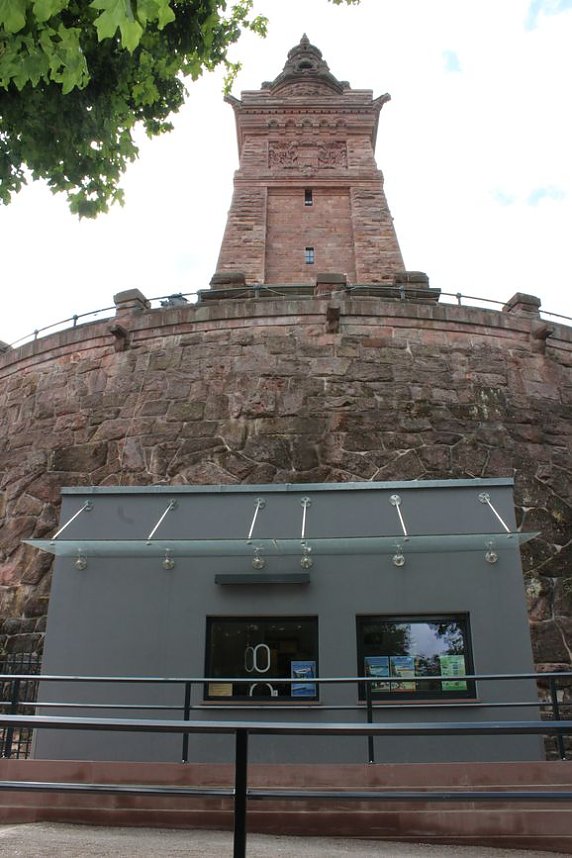 Schicker Eingangsbereich am Kyffh&auml;userdenkmal