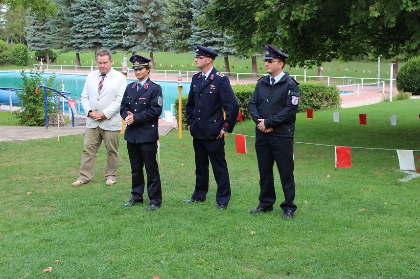 Bei der Er&ouml;ffnung der Wettk&auml;mpfe dabei der B&uuml;rgermeister von Ebeleben (SPD). Mit Schwimmbad in Ebeleben bieten wir ein gute Wettkampfst&auml;tte. Und in der Tat, es ist gut Platz vorhanden und wenn wirklich mal stark die Sonne scheint, spende B&auml;ume Schatten. Und in der Wettkampfpausen k&ouml;nnen die Spielger&auml;te genutzt werden. 