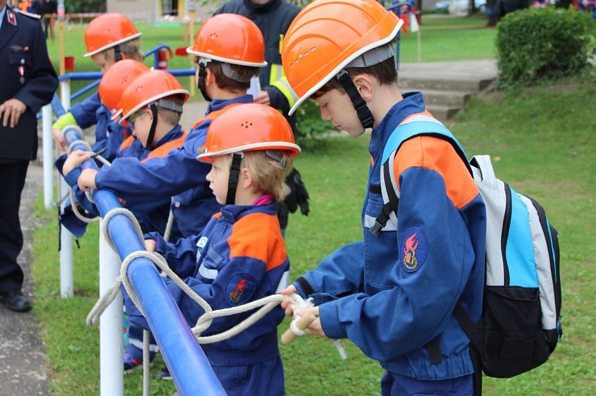 Bei der Er&ouml;ffnung der Wettk&auml;mpfe dabei der B&uuml;rgermeister von Ebeleben (SPD). Mit Schwimmbad in Ebeleben bieten wir ein gute Wettkampfst&auml;tte. Und in der Tat, es ist gut Platz vorhanden und wenn wirklich mal stark die Sonne scheint, spende B&auml;ume Schatten. Und in der Wettkampfpausen k&ouml;nnen die Spielger&auml;te genutzt werden. 