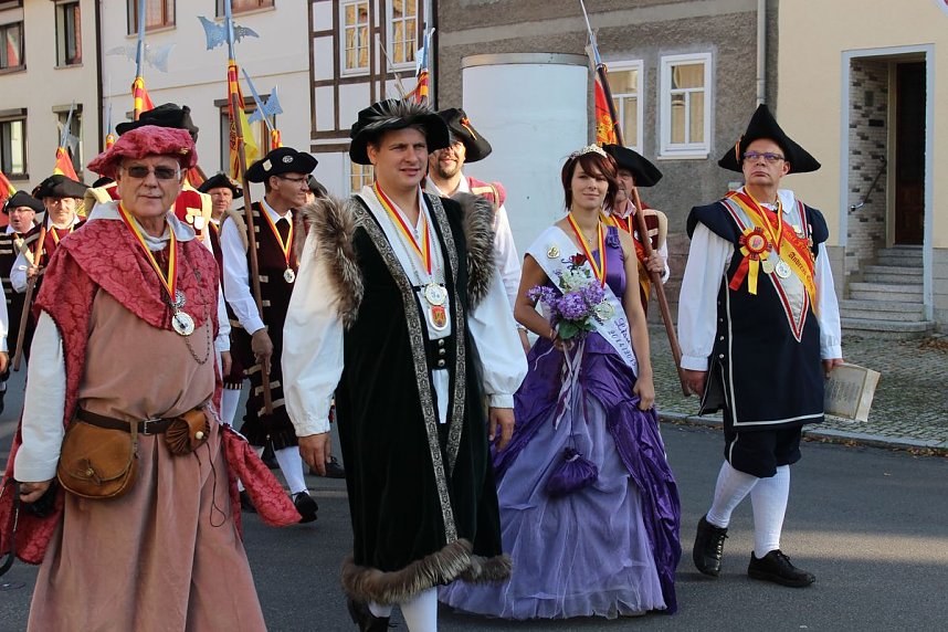 Hausm&auml;nner verk&uuml;nden Er&ouml;ffnung Bauernmarkt