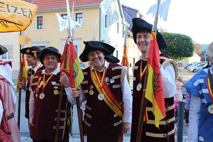 Hausm&auml;nner verk&uuml;nden Er&ouml;ffnung Bauernmarkt