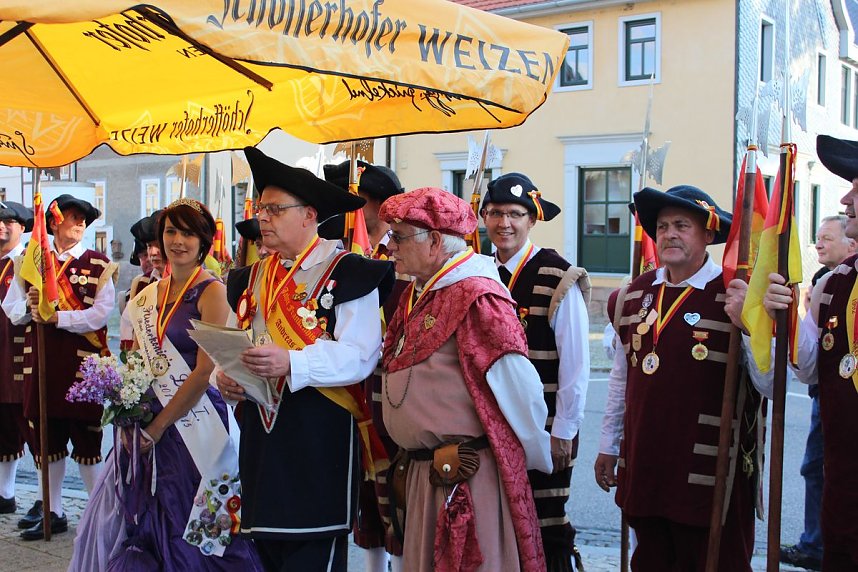 Hausm&auml;nner verk&uuml;nden Er&ouml;ffnung Bauernmarkt