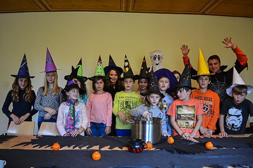 Hexen und Zauberer besuchen den Ferienpark