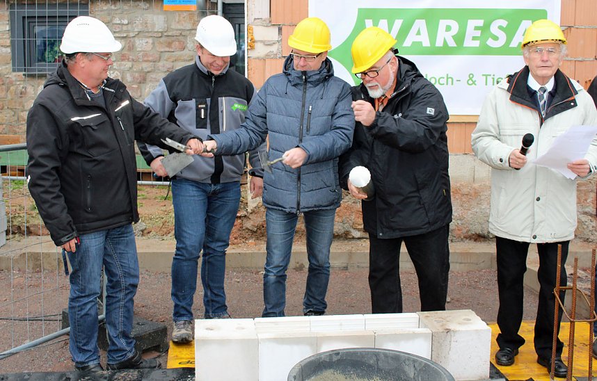 Grundsteinlegung f&uuml;r neues Wohn- und Gesch&auml;ftshaus