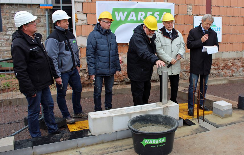 Grundsteinlegung f&uuml;r neues Wohn- und Gesch&auml;ftshaus