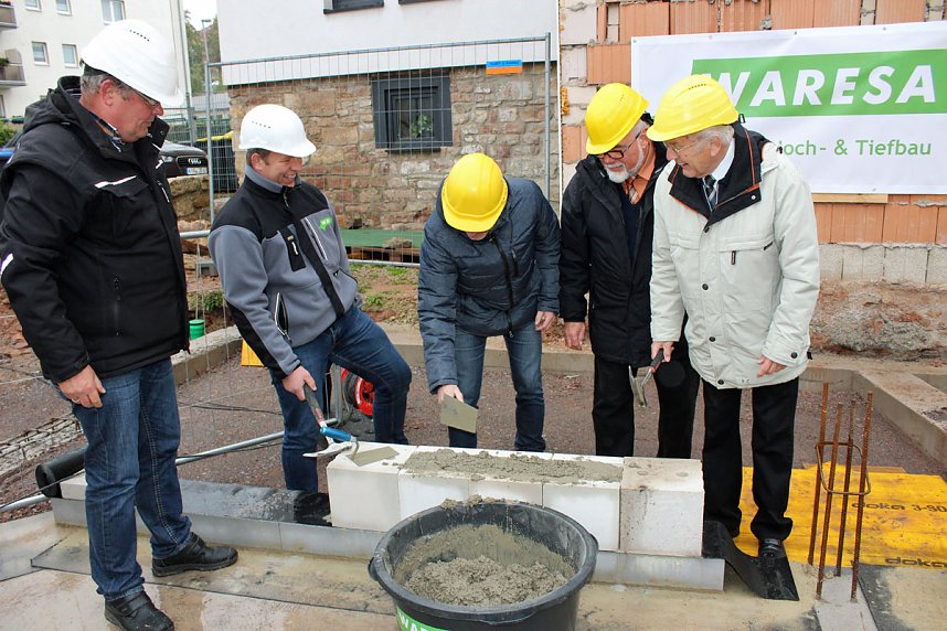 Grundsteinlegung f&uuml;r neues Wohn- und Gesch&auml;ftshaus