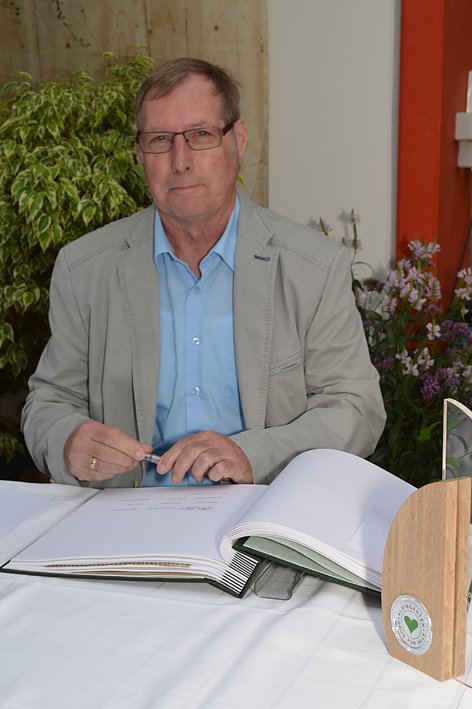 Als besondere Ehrung ins Goldene Ehrenbuch eingetragen.