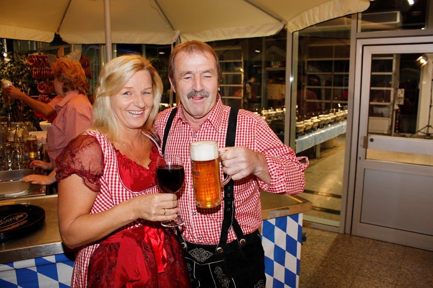 Gewichtiger Gast zum Oktoberfest im Autohaus Peter