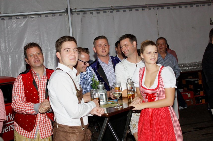 Gewichtiger Gast zum Oktoberfest im Autohaus Peter