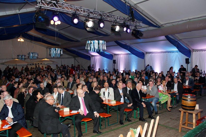Gewichtiger Gast zum Oktoberfest im Autohaus Peter