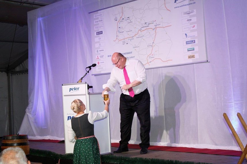 Gewichtiger Gast zum Oktoberfest im Autohaus Peter