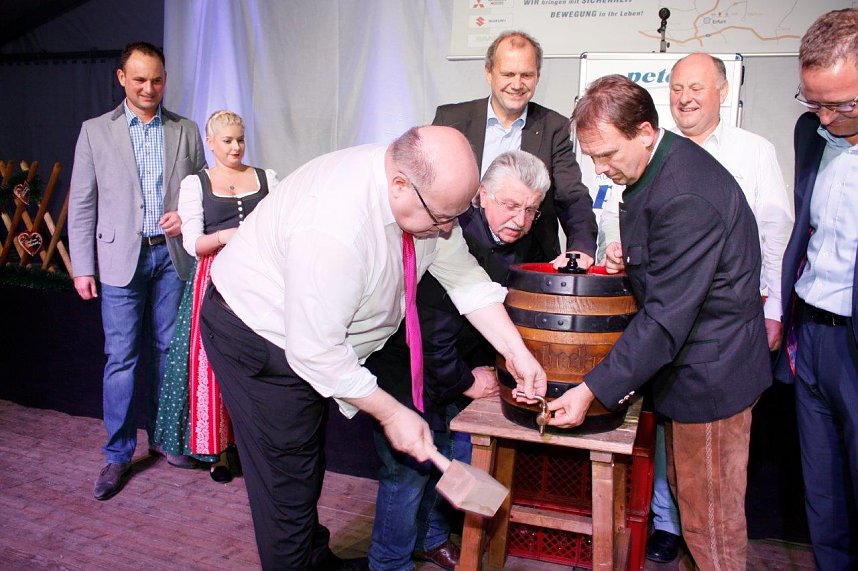 Gewichtiger Gast zum Oktoberfest im Autohaus Peter